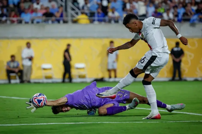 شهادة لـ"التاريخ" من عملاق كبير.. لم أرَ في حياتي تصديات كتلك التي قام بها ياسين بونو" (فيديو)