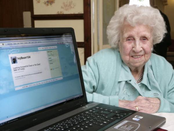 "فايسبوك" يحسن القدرات العقلية لدى كبار السن