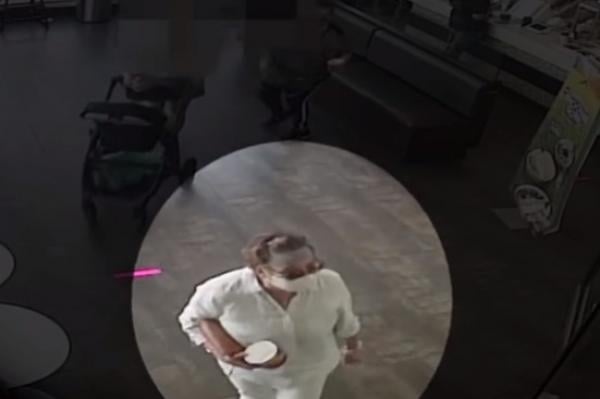 فيديو لا يصدق...سيدة تسعل في وجه رضيع لإصابته بالعدوى بعد خلاف مع والدته