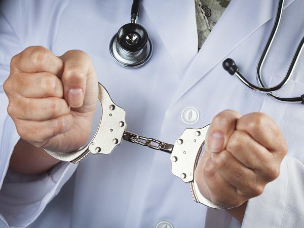 النيابة العامة توجه تهمة القتل إلى طبيب شهير بالدار البيضاء وهذه التفاصيل