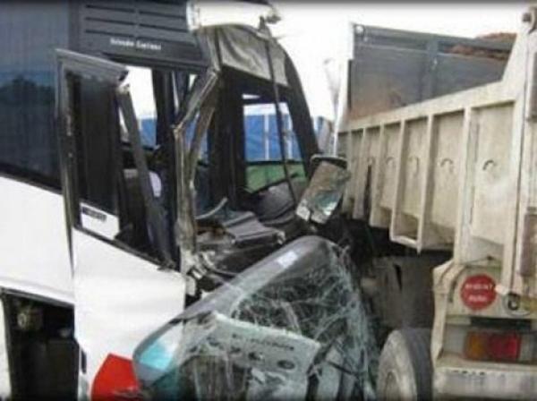 فاجعة أخرى تخلف قتلى وعشرات الجرحى في حادث اصطدام بين حافلة لنقل المسافرين وشاحنة بالطريق السيار (فيديو)