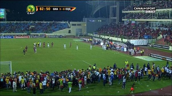 بالفيديو: توقف مباراة غانا وغينيا الاستوائية بسبب شغب الجماهير