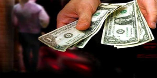 شخص يصور زوجته تمارس الجنس مع أجانب بالوالدية لابتزاز الضحايا