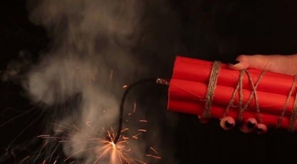 بحثاً عن ضوء.. أشعلت ديناميت في يدها ظناً أنه شمعة