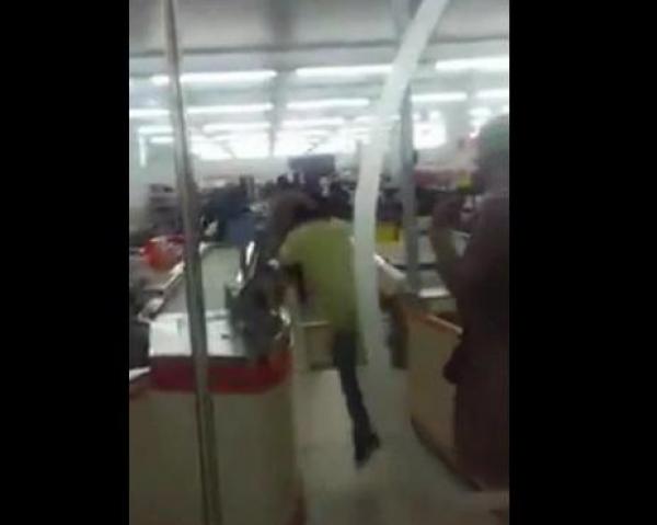 بالفيديو ..في مشهد غير حضاري , مغاربة يتدافعون و يقفزون على الحواجز في سوق ممتاز بإسبانيا