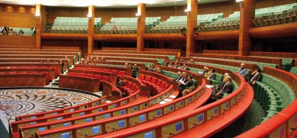 هل يفعلها بيد الله ويقتطع من أجور البرلمانيين المتغيبين ؟