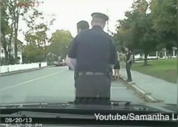 بالفيديو: يطلب يد حبيبته على الطريقة البوليسية