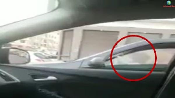 إمرأة تسمح لابنتها ذات 3 سنوات بقيادة سيارة في قلب الدار البيضاء