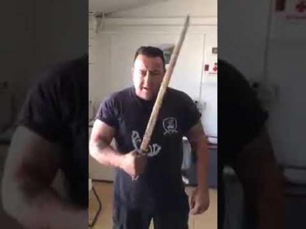 إسباني يهدد المسلمين بسيف بعد حادثة برشلونة