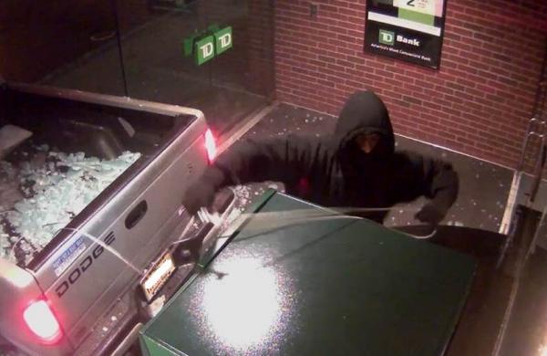 بالفيديو: شاهد كيف حاول هؤلاء اللصوص سرقة صراف آلي