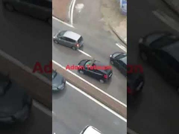 نجاة سائق سيارة من الموت بأعجوبة بعد سقوط باب منزل على سيارته بتطوان !!!