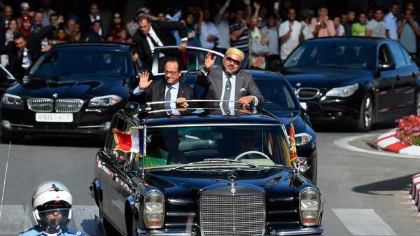 الملك يتجول ليلا رفقة الرئيس الفرنسي بالأحياء الشعبية لطنجة دون حراسة 