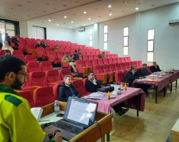 طالب باحث يخلق الحدث ويلقى إشادة واسعة بارتدائه زي عمال النظافة خلال مناقشته أطروحة لنيل الدكتوراه