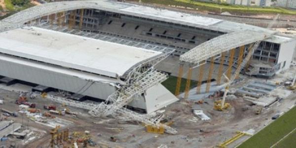 عاصفة تقتلعُ جزء من سقفِ أحد ملاعب كأس العالم 2014