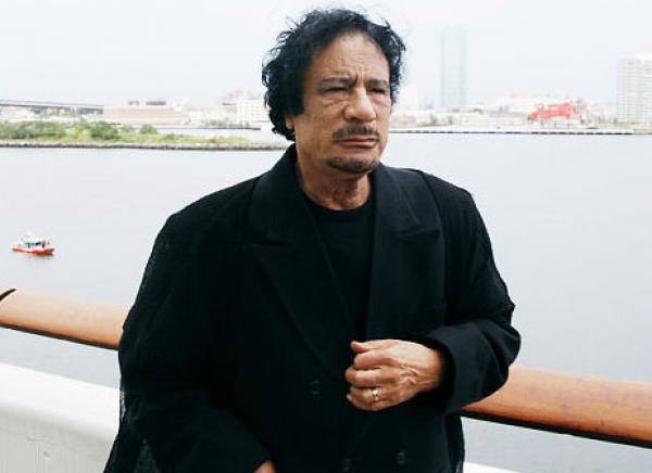 إسم مُعمّر الاصلي هو \"طاهر\" ووالدته يهودية