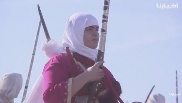 العيالات والتبوريدة..فارسات مغربيات يلفتن الانتباه بتألقهن في مهرجان سطات