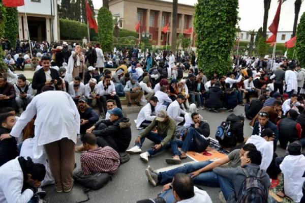 في خطوة مفاجئة...أباء يطالبون بإخضاع الأساتذة المشاركين في احتجاجات الرباط لفحص "كورونا" (وثيقة)