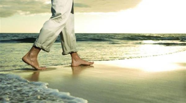 أطباء ألمان يوصون بالمشي بأقدام حافية