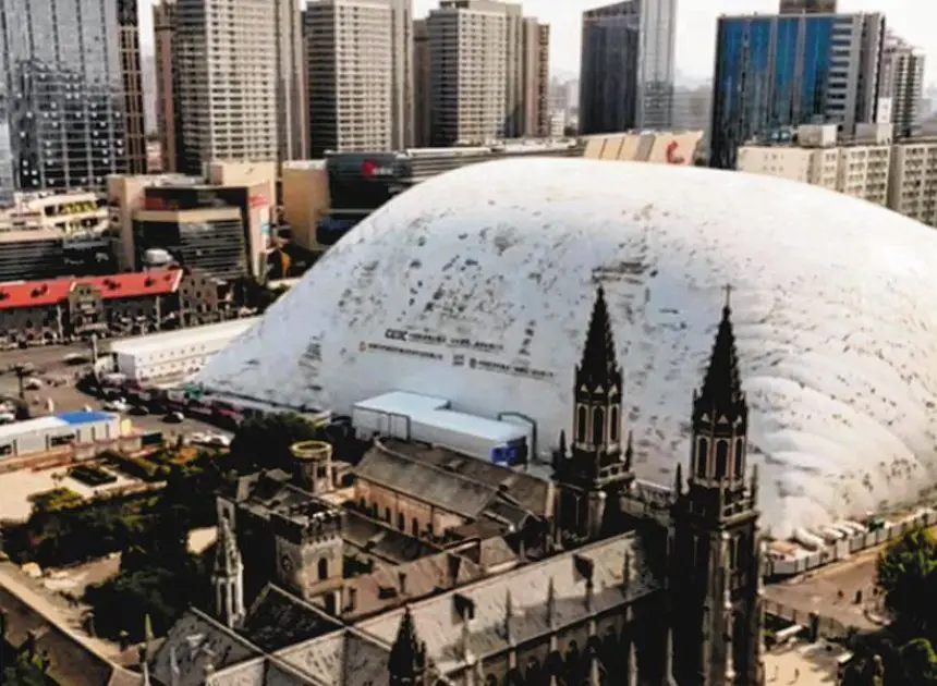 الصين تنفخ "قبة عملاقة" لعزل التلوث والضوضاء في مواقع البناء