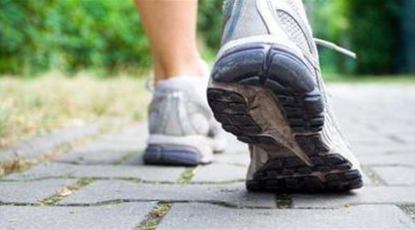 كم سعرة حرارية يفقدها الإنسان إذا مشى 45 دقيقة؟
