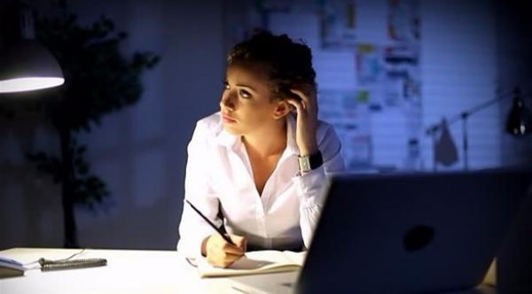 نوبات العمل الليلية تهدد جهازك الهضمي