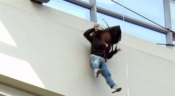 أخبرها اعتزامه الزواج بثانية.. فألقت بنفسها من النافذة مع طفليها