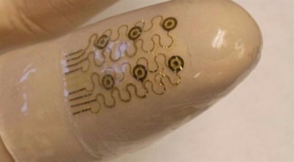 جلد صناعي يتيح للروبوتات اكتساب حاسة اللمس