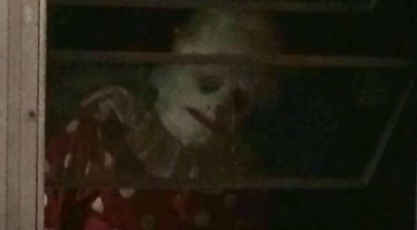 مهنة جديدة : مهرج يخيف الأطفال الأشقياء مقابل المال