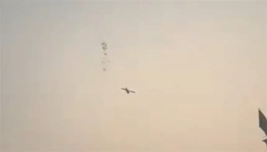 احتفالاً بزفاف ابنه.. باكستاني ينثر أوراق نقدية من السماء