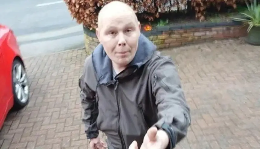 اللص الأبله.. بريطاني يفضح نفسه أمام الكاميرا ويترك هاتفه في مسرح الجريمة