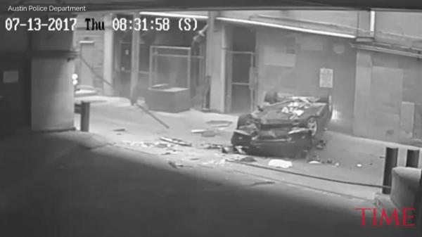 بالفيديو: سيارة تسقط من الطابق السابع في موقف للسيارات