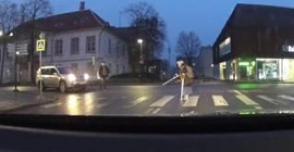 بالفيديو.. رجل أراد مساعدة مسنة في عبور الطريق فتسبب بكارثة