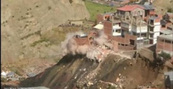 لقطات مروعة للحظة ابتلاع انهيار أرضي ضخم عشرات المنازل (فيديو)