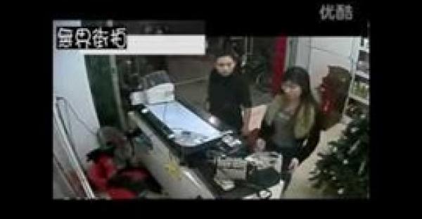 بالفيديو.. شاب يقتحم مكتب فتاتين ويسرق «لاب توب»