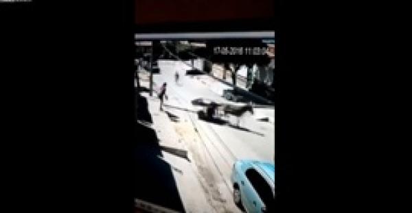 بالفيديو.. حمار يفر بجثة رجل بعد قتله بالبرازيل