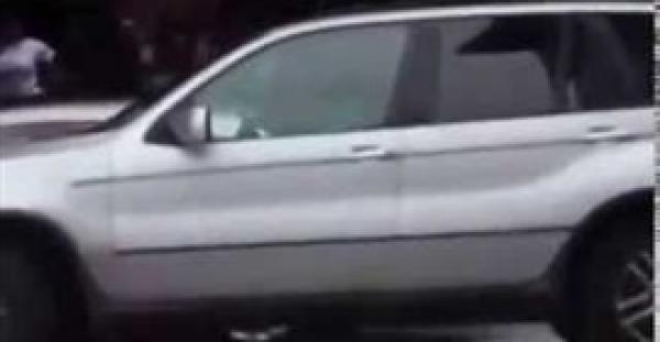 بالفيديو..شاهد ماذا فعلت هذه الفتاة للتخلص من مخالفة "الصابو" في عجلة سيارتها