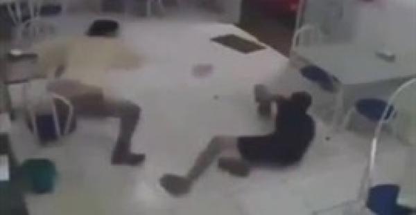 فتاة  تلقن لص حاول سرقتها درسا لن ينساه