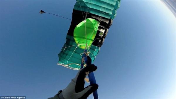 دقائق مرعبة لشاب حاول فك تشابك خيوط مظلته قبل سقوطها (فيديو وصور)