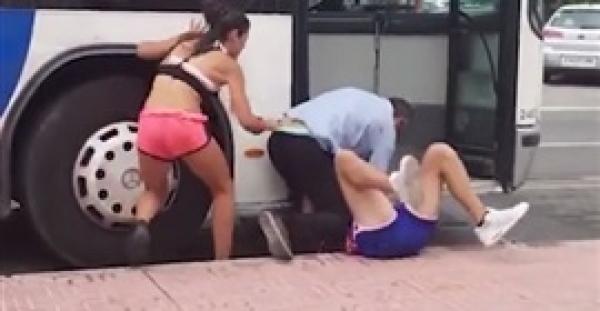 شاهد.. ماذا فعلت فتاة مع سائق حافلة يتشاجر و يضرب صديقها