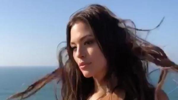 عارضة أزياء عالمية في جلسة تصوير "ساخنة" بشاطئ أكادير وهذا ما قام به الأمن المغربي!