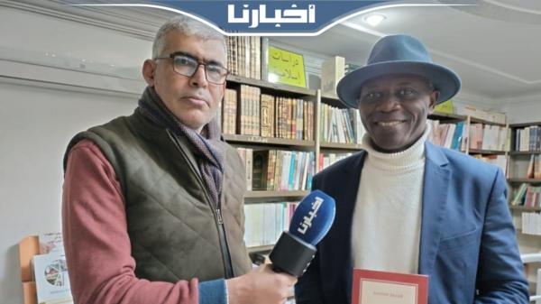 وسط حضور متميز للجالية الإفريقية.. أوجين إيبودي يوقع كتابه