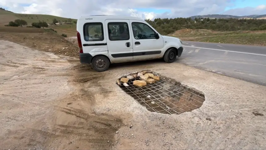 "رجعات بحال الشواية".. هكذا أصبحت طريق بإقليم مولاي يعقوب بعد شهر ونصف من اصلاحها