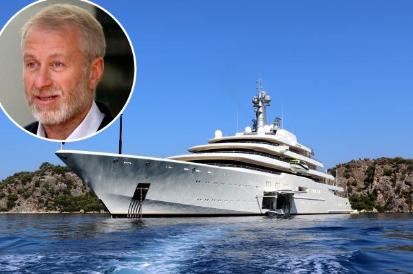 يخت "أبراموفيتش" الهارب يصل قبالة ميناء مليلية المحتلة وهذا ما قررته السلطات الإسبانية