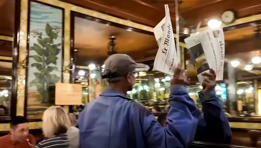 فرنسا تكرم آخر بائع صحف متجول في باريس بوسام الاستحقاق الوطني