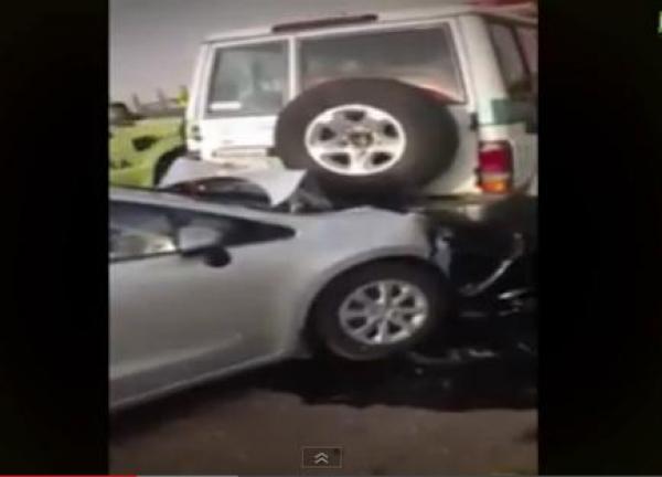 بالفيديو: نجا من حادث مروع.. فمات أثناء انتظاره للشرطة في حادث آخر