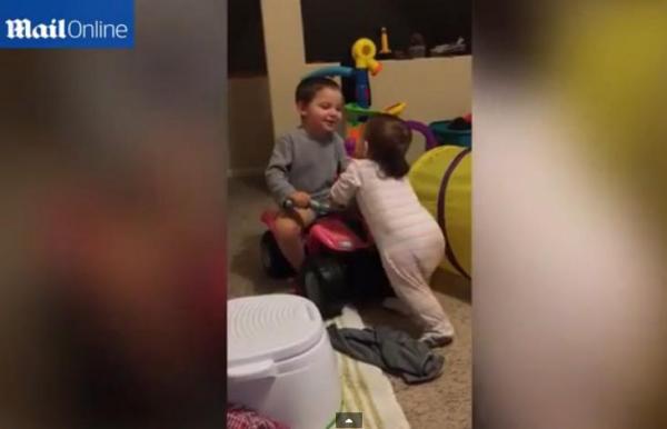 بالفيديو: طفل ذكي يعلم شقيقته المشي بطريقة مبتكرة!