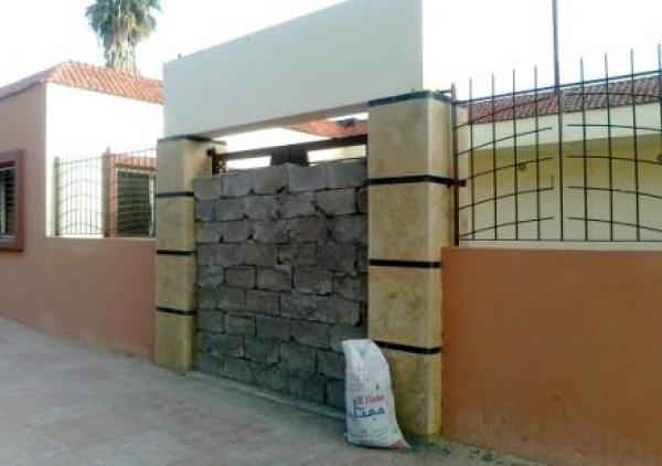 اليوسفية: احتجاجا على عدم توصله بمستحقاته، مقاول يوصد مقر مفتشية التعليم بجدار إسمنتي