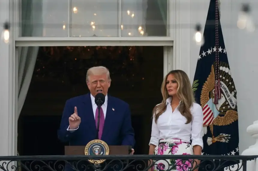 "هل تستعد ميلانيا للبيت الأبيض؟ ترامب يمازح: قد تأخذ مكاني!"