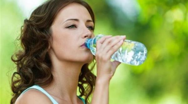 هل يساعد الإكثار من السوائل على مواجهة نزلة البرد؟