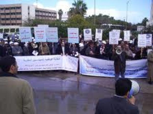 أساتذة 3 غشت يعلنون تعليق إضرابهم